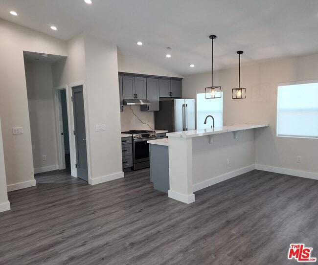 Building Photo - 422-422-1 Almond Ave