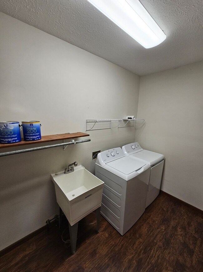 Building Photo - Remarkable 5 Bedroom Home For Rent in Mentor