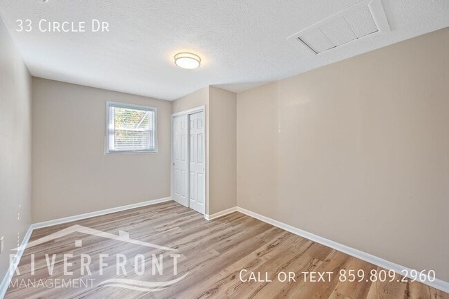 Building Photo - 33 Circle Dr