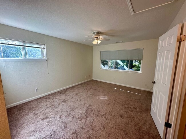 Building Photo - Nice 3 bedroom, 2 bath Home located in his...