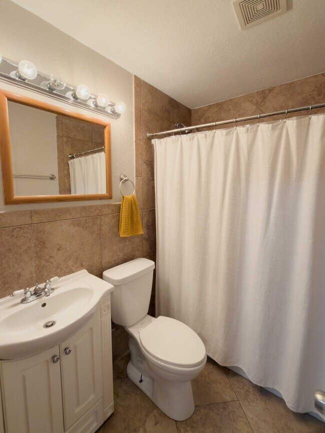 Building Photo - 650 S Park Ave