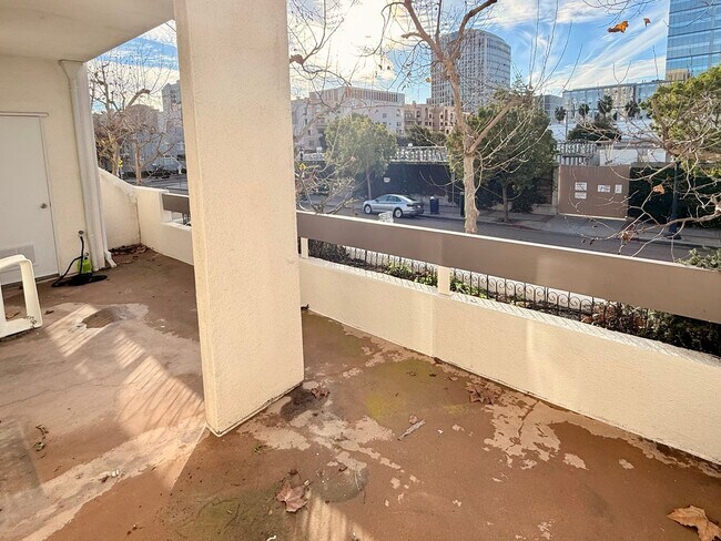 Building Photo - Large Downstairs 2br/2ba in Marina District!