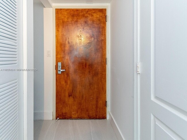 Building Photo - 1200 Brickell Bay Dr