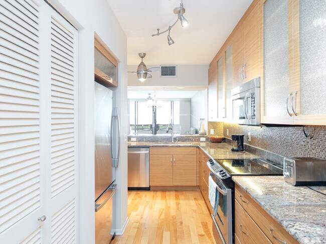 Building Photo - One of Longboat Key’s premier waterfront c...