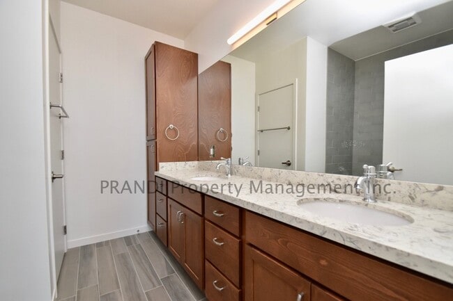 Building Photo - Spectacular 1 Bedroom Townhouse Apartment