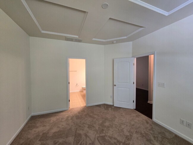 Building Photo - Spacious 3BR, 2.5BA Townhome with Loft & High Ceilings in a Fantastic Location!