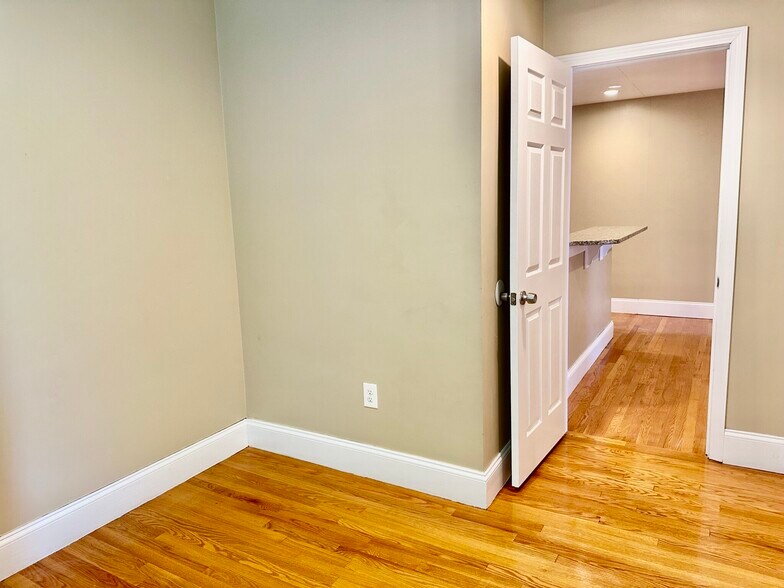 Building Photo - 72 Egmont St