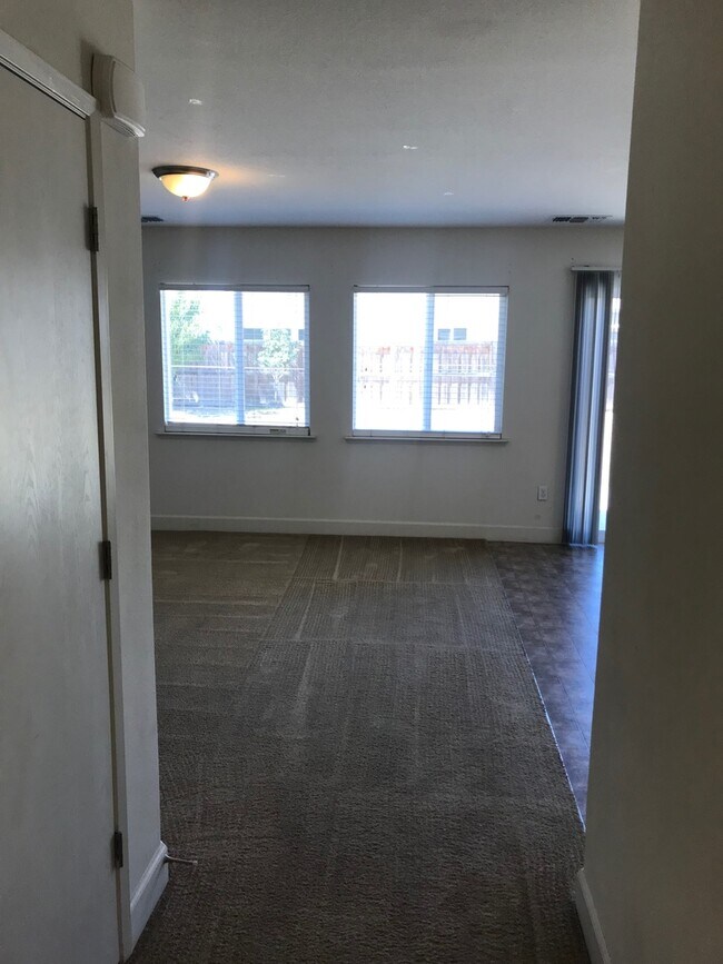 Building Photo - Now Available – 4 Bedroom Home with Loft i...