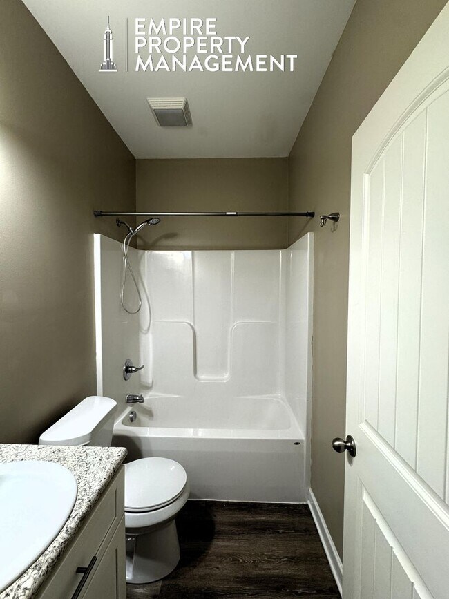 Building Photo - 216 Fern Bank Dr