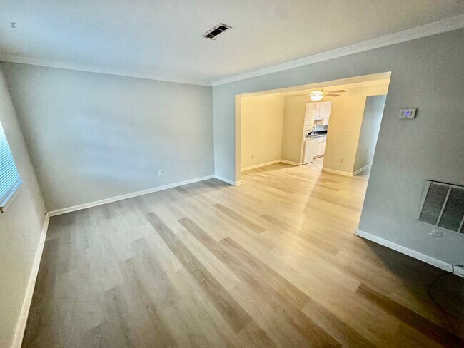 Building Photo - 2BR/1.5BA Townhouse in Shadowlawn!