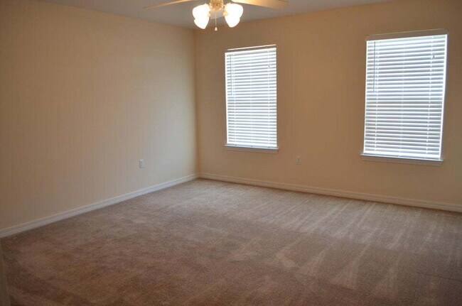 Building Photo - "Charming 3-Bed home with 2.5 Baths in the...