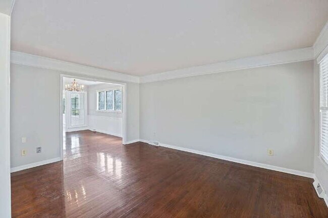 Building Photo - 100 Lakeview Dr