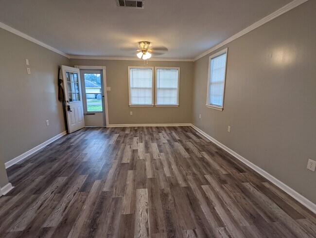 Building Photo - 710 Derbigny St