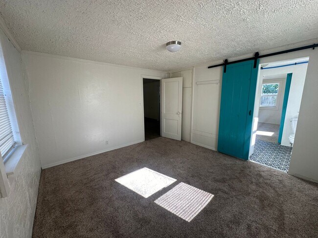 Building Photo - Attached one car garage! Pet Friendly!