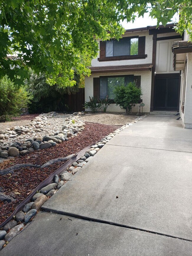 Building Photo - Got Room? - Paradise Valley Home Is Expansive!