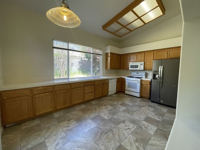 Building Photo - Spacious and Airy Rocklin Home! New Flooring!