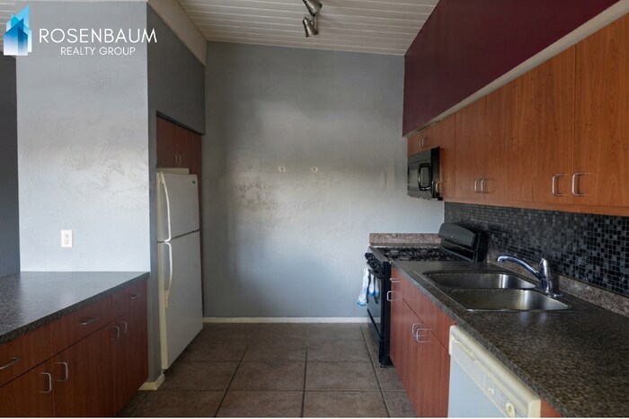 Building Photo - 2525 N Alvernon Way
