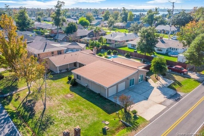 Building Photo - 4900 E St Charles Ave