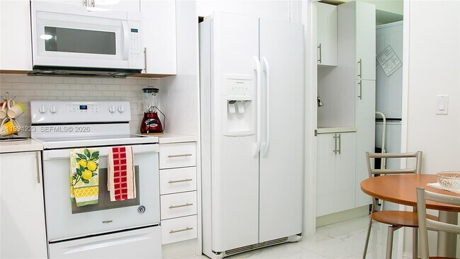 Building Photo - 18100 N Bay Rd