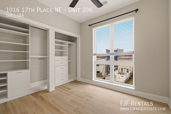 Building Photo - 1016 17th Pl NE