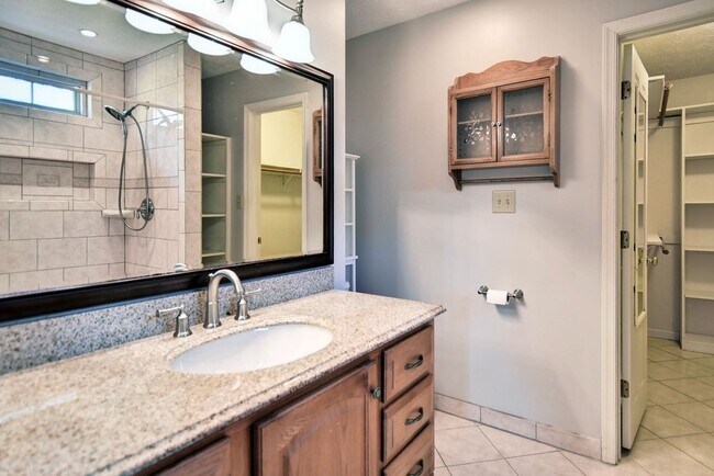 Building Photo - Updated Poquoson Home on Large Lot