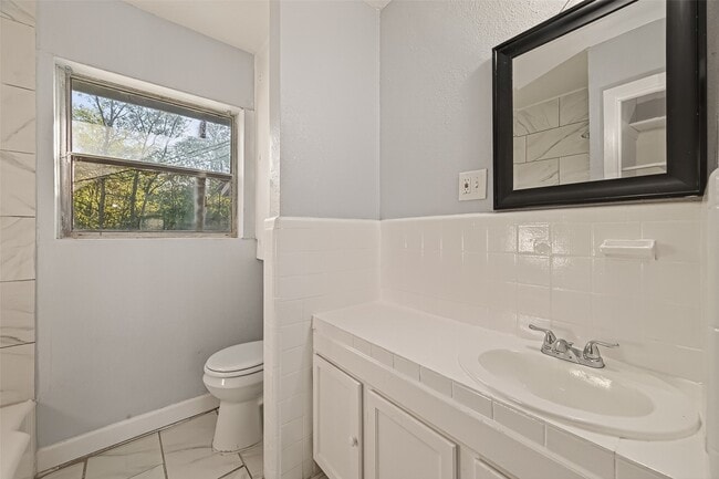 Building Photo - 6058 Glenhurst Dr