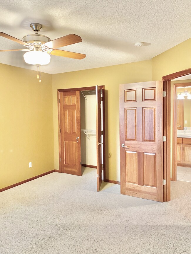 Building Photo - 3844 Linden Dr E