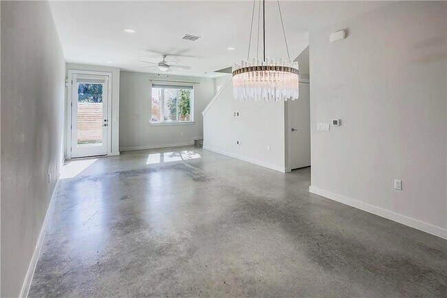 Building Photo - 801 N Bluff Dr