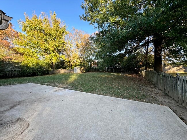 Building Photo - 2470 Millbrook Dr
