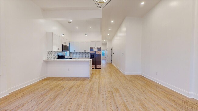 Building Photo - 2050 Strauss St
