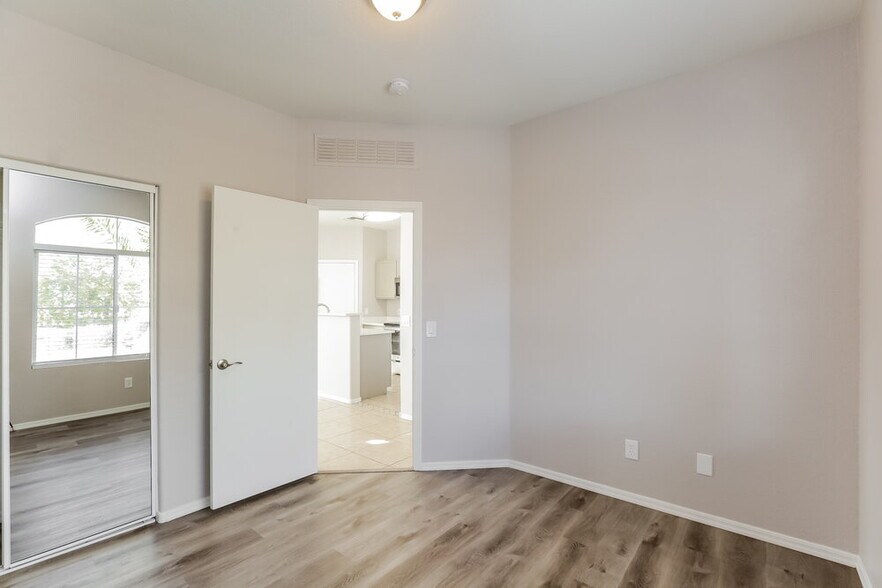 Building Photo - 1115 E Grove St