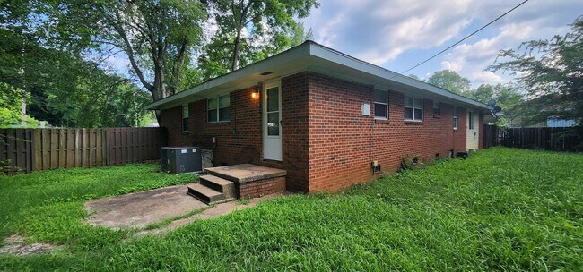 Building Photo - Single Family Home 3BR / 2.5BA