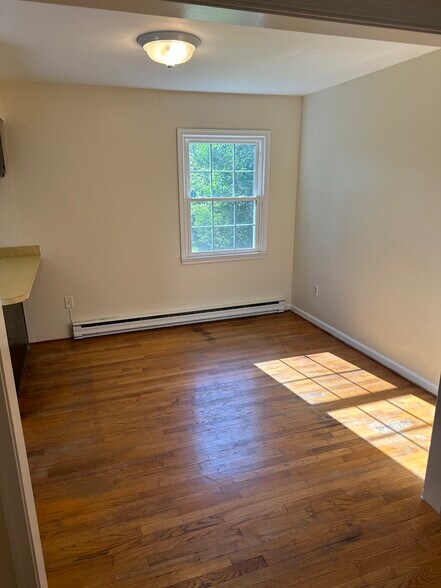 Breakfast area - 6002 Granby St
