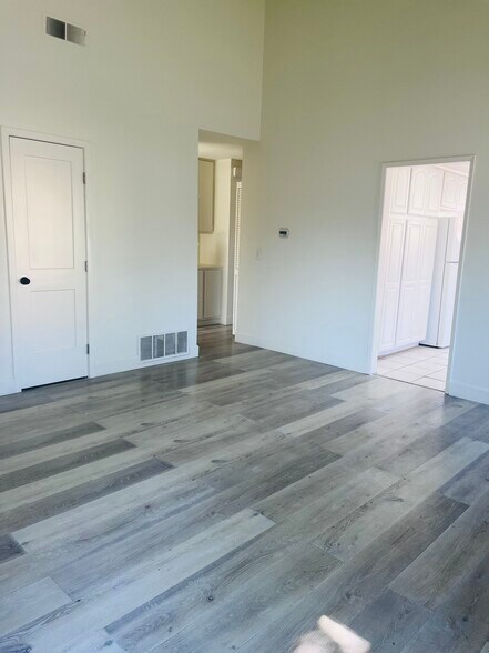 Building Photo - 10823 Mountain View Ave