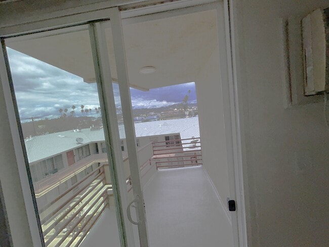 Building Photo - 327 Normandie Ave