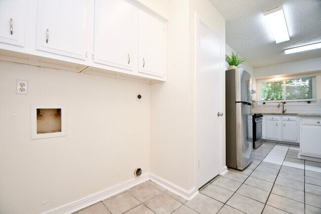 Building Photo - 16823 Cobble Ridge Dr