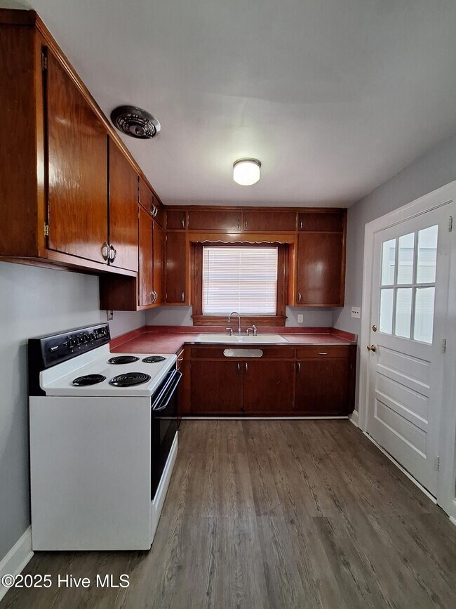 Building Photo - 2409 S Memorial Dr