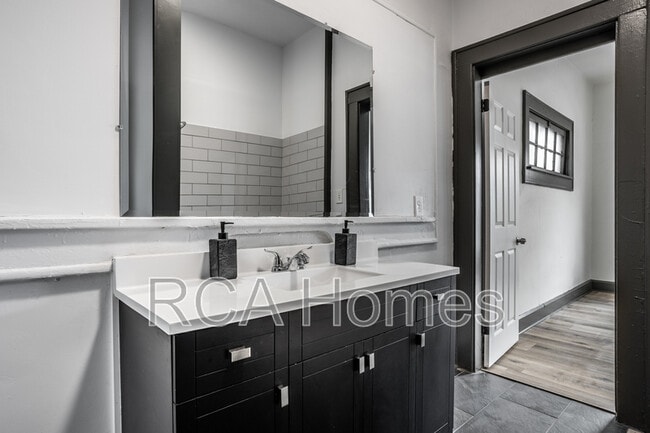 Building Photo - 4612 E New York St