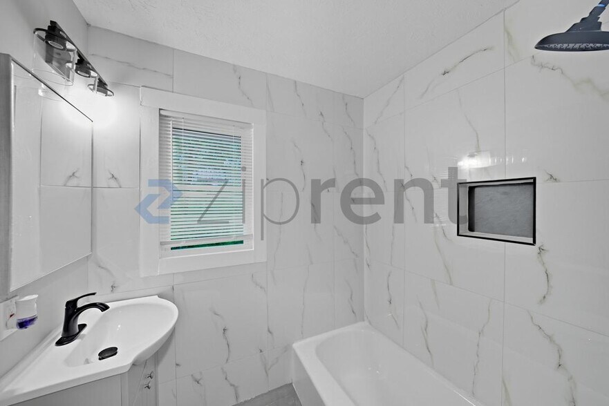 Building Photo - Unit A