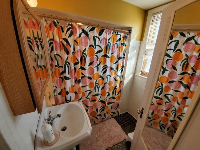 Building Photo - Cute 2 bedroom cape cod