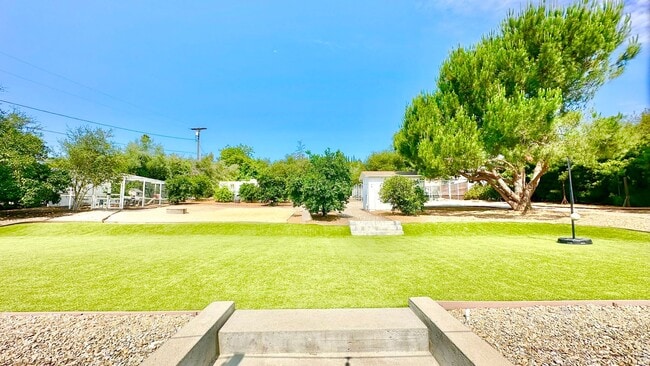 Building Photo - Beautifully Remodeled and Charming Country...