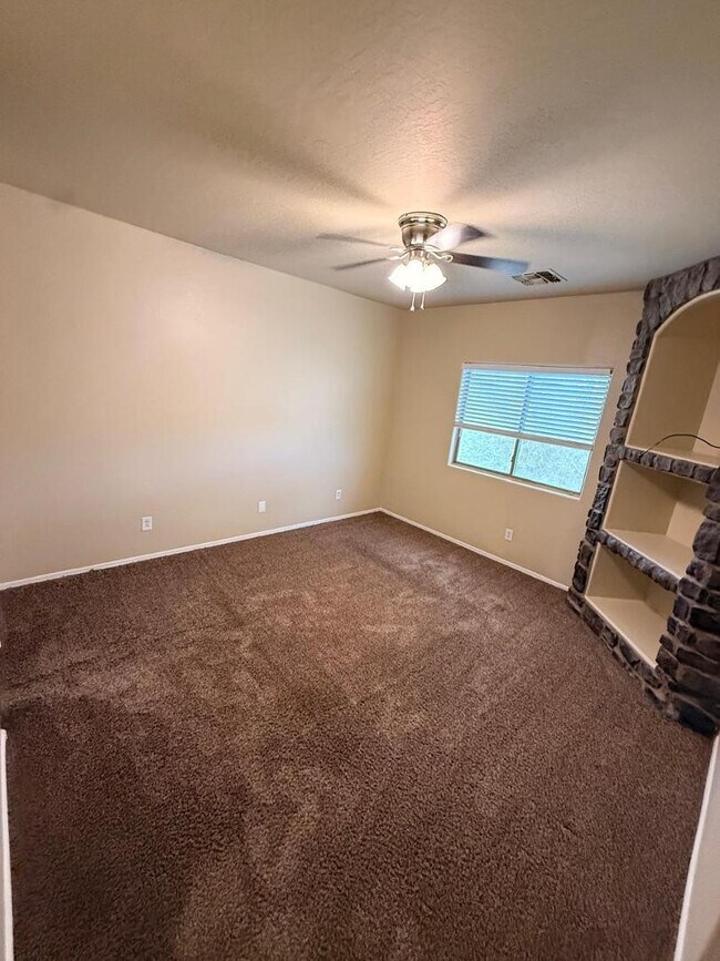 Building Photo - 8462 E Pampa Ave