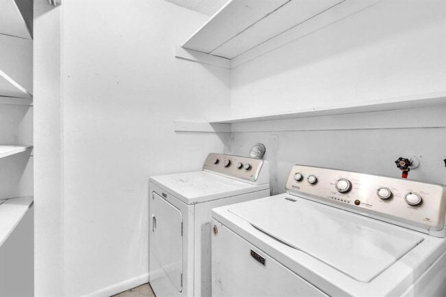 Building Photo - 5748 NW 27th Ct