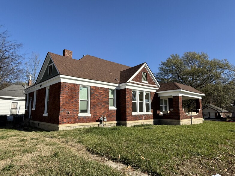 Building Photo - 1371 Ridgeway St