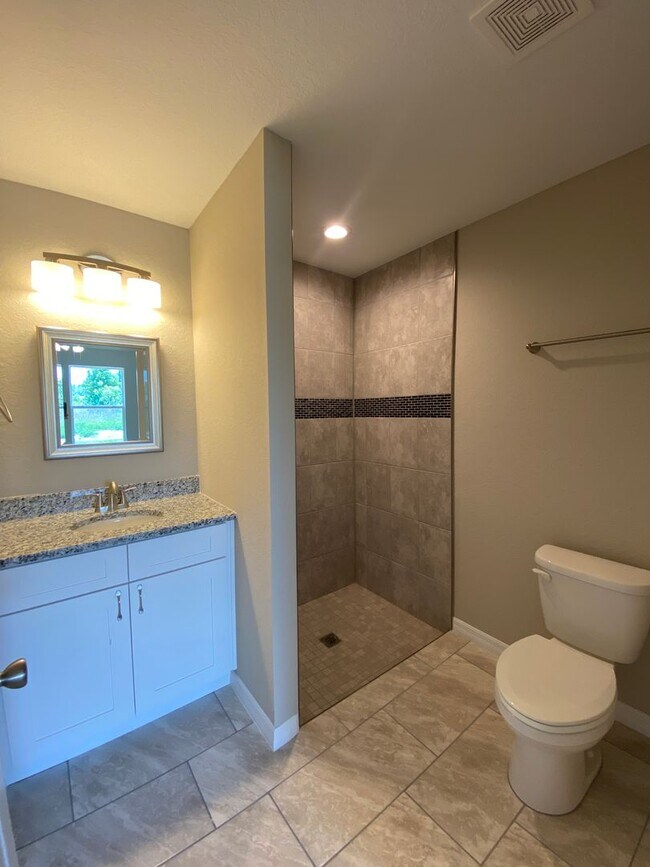 Building Photo - Desirable SE Ocala Neighborhood 3/2/2 *WON...