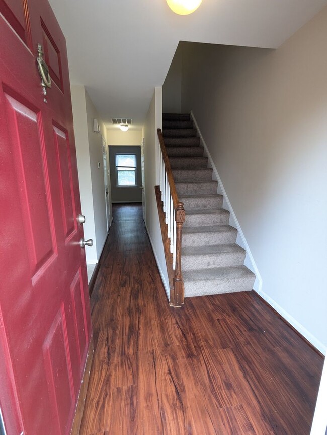 Building Photo - Beautifully maintained townhouse in Freder...