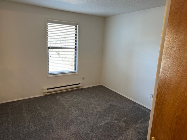 Building Photo - $500 off 1st Rent - Spacious 3 bedroom, 1.5 bathroom Townhouse, Lush Greenspace
