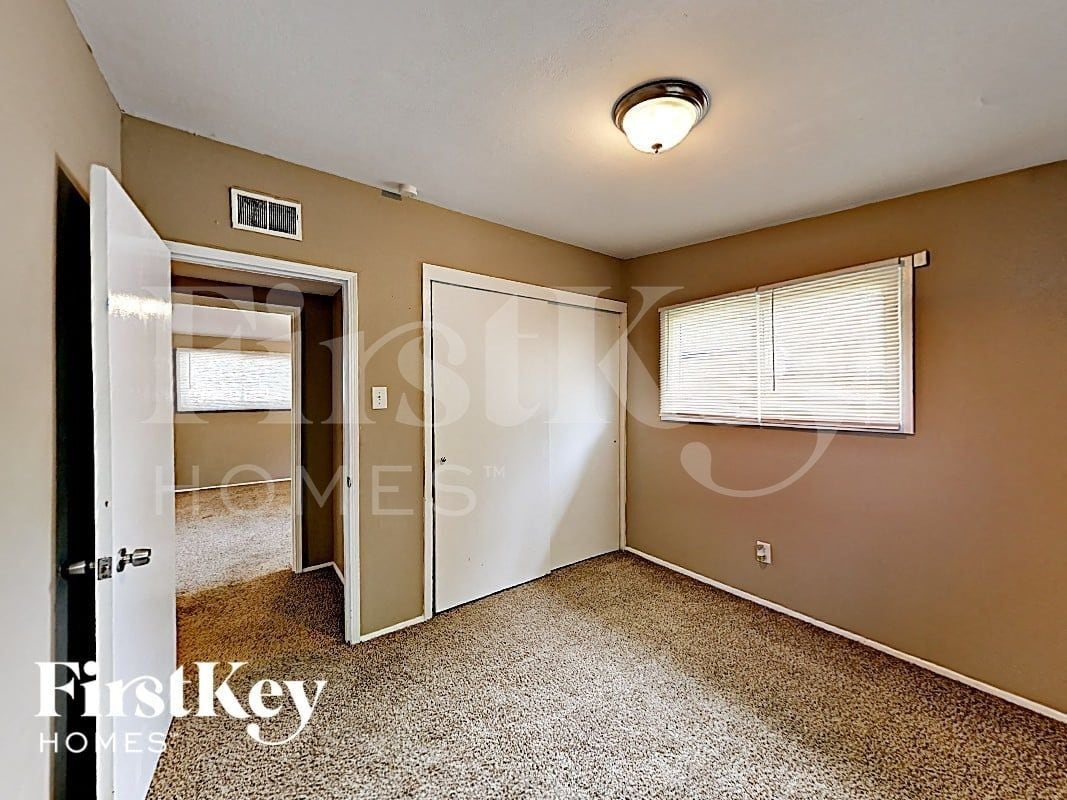 Building Photo - 805 Robinwood Dr