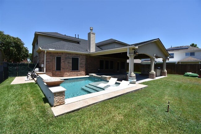 Building Photo - 16915 Locust Springs Dr