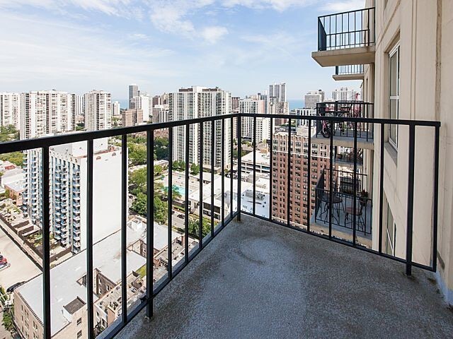 Building Photo - 1212 N La Salle Dr